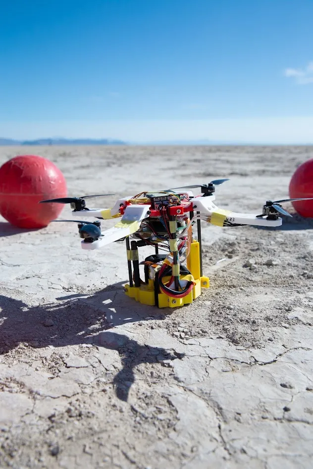 ブラックロック砂漠のゴール付近にあるマルチコプター型CanSat