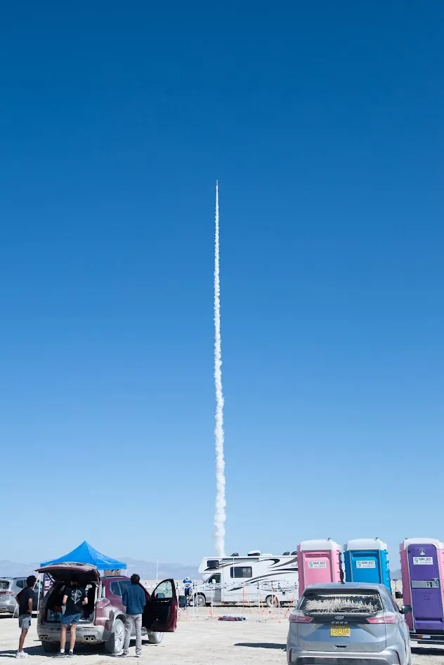 ARLISS会場でロケットが打ち上がる様子